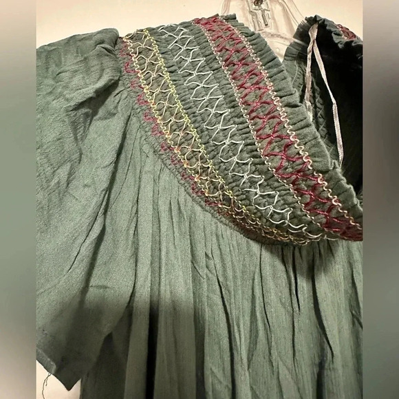 Francesca’s green off the shoulder blouse size S - Picture 5 of 7